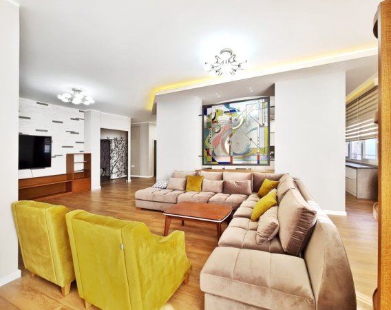 Tirane, jepet me qera apartament 4+1+Ballkon Kati 2, 200 m² 1.200 € (Kristal Centre)