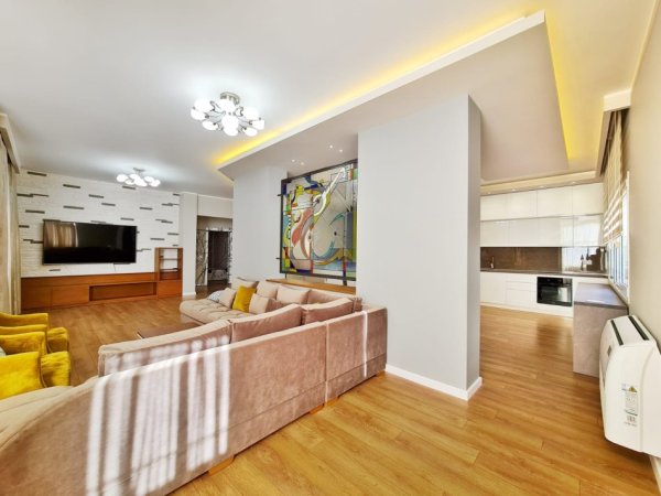 Tirane, jepet me qera apartament 4+1+Ballkon Kati 2, 200 m² 1.200 € (Kristal Centre)
