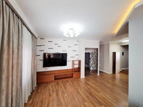 Tirane, jepet me qera apartament 4+1+Ballkon Kati 2, 200 m² 1.200 € (Kristal Centre)