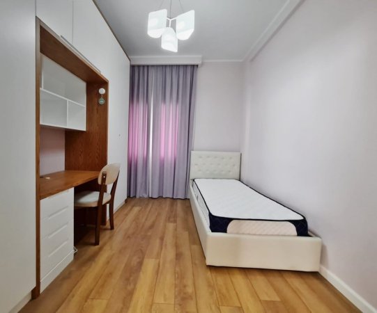 Tirane, jepet me qera apartament 4+1+Ballkon Kati 2, 200 m² 1.200 € (Kristal Centre)