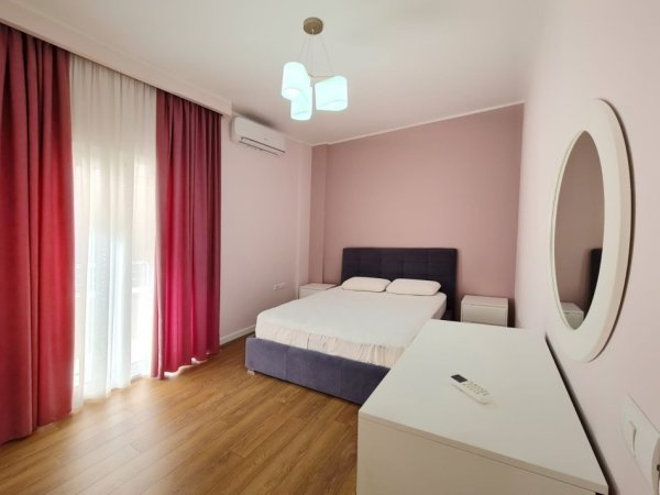 Tirane, jepet me qera apartament 4+1+Ballkon Kati 2, 200 m² 1.200 € (Kristal Centre)