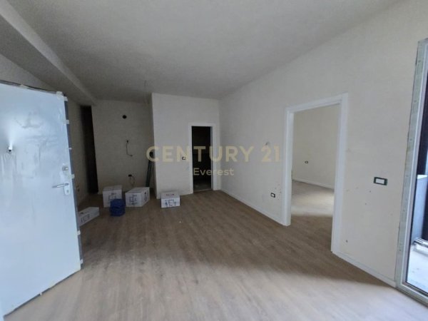 Tirane, jepet me qera apartament 1+1 Kati 4, 75 m² 520 € (Komuna e Parisit)