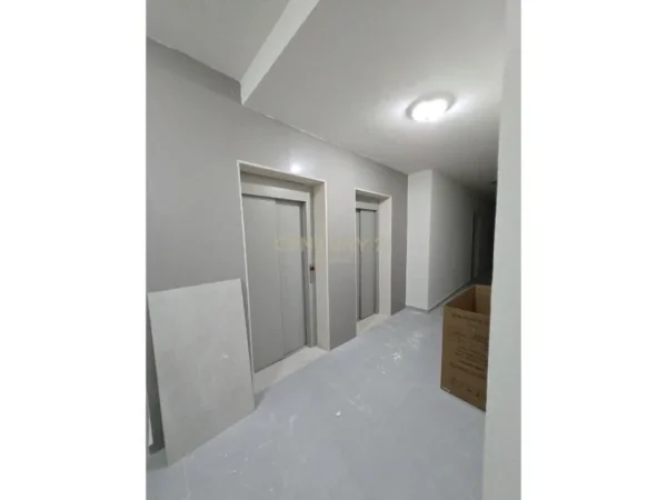 Tirane, jepet me qera apartament 1+1 Kati 4, 75 m² 520 € (Komuna e Parisit)