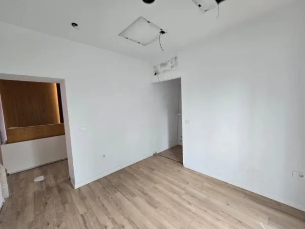 Tirane, jepet me qera ambjent biznesi Kati 1, 83 m² 1.500 € (Rruga Durresit)