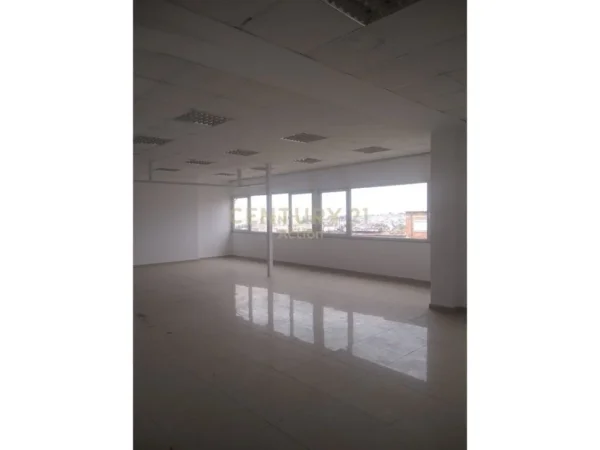 Tirane, jap me qera ambjent biznesi Kati 5, 2.067 m² 5.000 € (Shkolla bashkuar)