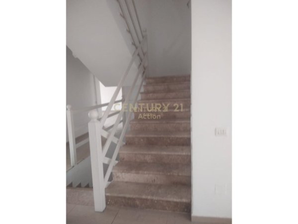 Tirane, jap me qera ambjent biznesi Kati 5, 2.067 m² 5.000 € (Shkolla bashkuar)