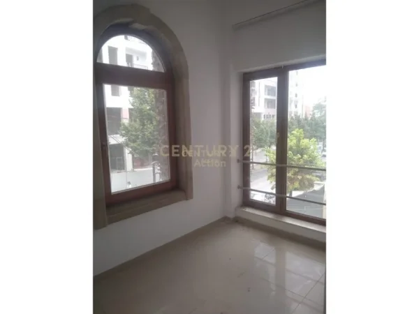 Tirane, jap me qera ambjent biznesi Kati 5, 2.067 m² 5.000 € (Shkolla bashkuar)