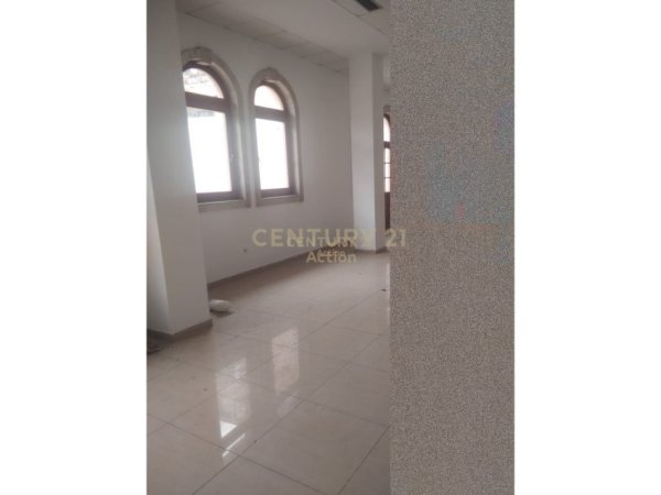 Tirane, jap me qera ambjent biznesi Kati 5, 2.067 m² 5.000 € (Shkolla bashkuar)