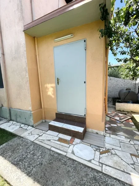 Tirane, jepet me qera nga Pronari, pa-komision 1+1 Kati 0, 55 m² 30.000 Leke (Azem Galica)