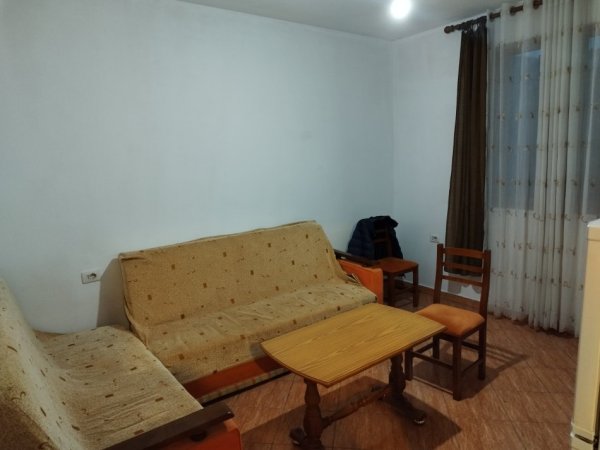 Tirane, jepet me qera Vile 1+1 Kati 1, 50 m² 320 € (Poshtë spitalit Amerikan 2, tek fabrika e këpucëve.)