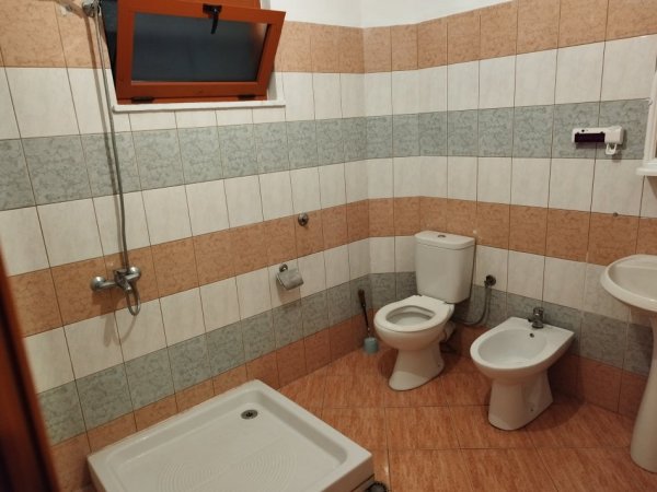 Tirane, jepet me qera Vile 1+1 Kati 1, 50 m² 320 € (Poshtë spitalit Amerikan 2, tek fabrika e këpucëve.)