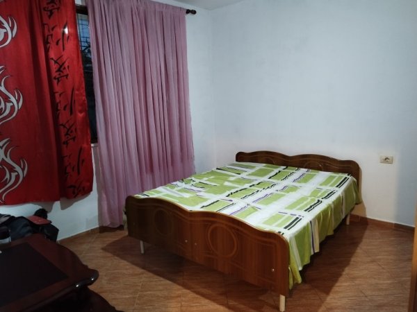 Tirane, jepet me qera Vile 1+1 Kati 1, 50 m² 320 € (Poshtë spitalit Amerikan 2, tek fabrika e këpucëve.)