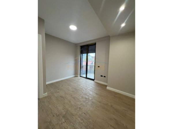 Qera, Ambient Biznesi , Pazari i Ri 650 €