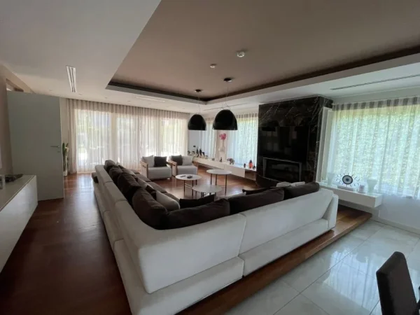 Tirane, jepet me qera Vile 3 Katshe , 900 m² 15.000 € (Teg)