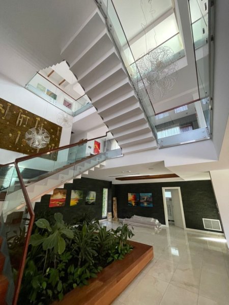 Tirane, jepet me qera Vile 3 Katshe , 900 m² 15.000 € (Teg)