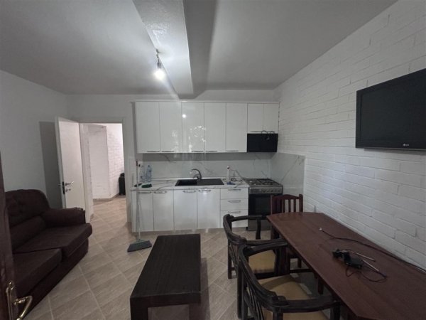 Tirane, jepet me qera shtepi 2+1+Ballkon Kati 0, 112 m² 270 € (RRUGA ALEKSANDER KONDA SHKOZE TIRANE)