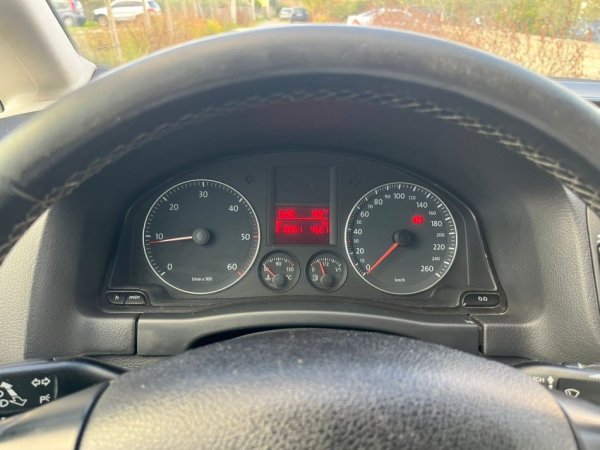 Kavaje, shes makine Vw golf5 Nafte, gri metalizato manuale Kondicioner 20.000 km 3.500 €