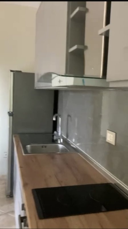 jepet me qera , 400 € (Jepet me Qera garsionere mobiluar Pazari i Ri)