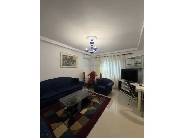 Tirane, jepet me qera apartament 3+1 Kati 1, 98 m² 550 € (ish Parku)