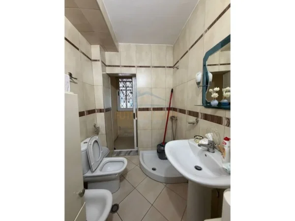 Tirane, jepet me qera apartament 3+1 Kati 1, 98 m² 550 € (ish Parku)