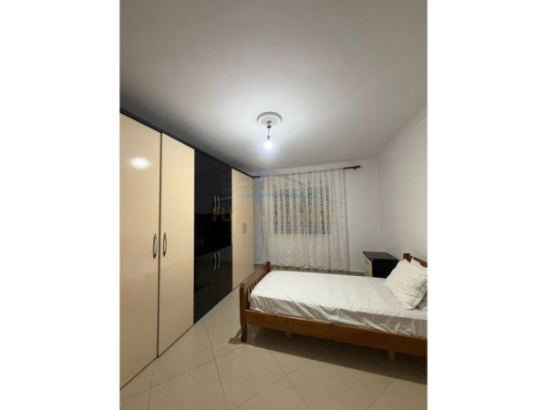 Tirane, jepet me qera apartament 3+1 Kati 1, 98 m² 550 € (ish Parku)