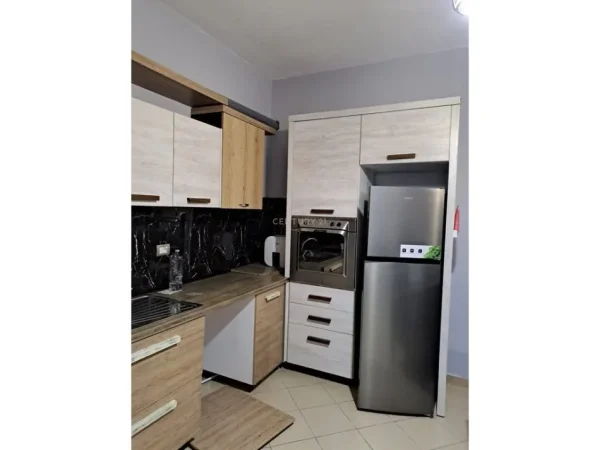 Tirane, jepet me qera apartament 2+1 Kati 3, 100 m² 450 € (Fresku)