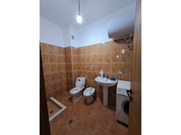 Tirane, jepet me qera apartament 2+1 Kati 3, 100 m² 450 € (Fresku)