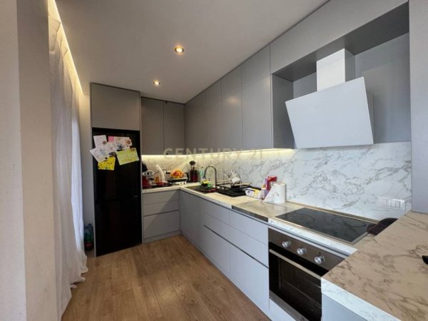 Tirane, shitet apartament 2+1 Kati 4, 178 m² 300.000 € (Te Xhamia)