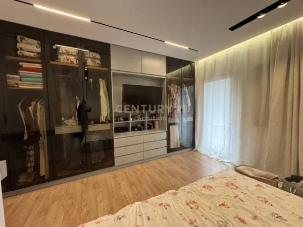 Tirane, shitet apartament 2+1 Kati 4, 178 m² 300.000 € (Te Xhamia)