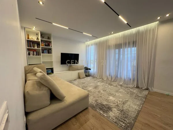 Tirane, shitet apartament 2+1 Kati 4, 178 m² 300.000 € (Kopshti Botanik)