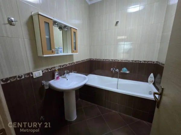 Tirane, jepet me qera apartament 2+1+Aneks+Ballkon Kati 3, 106 m² 630 € (Jordan Misja)