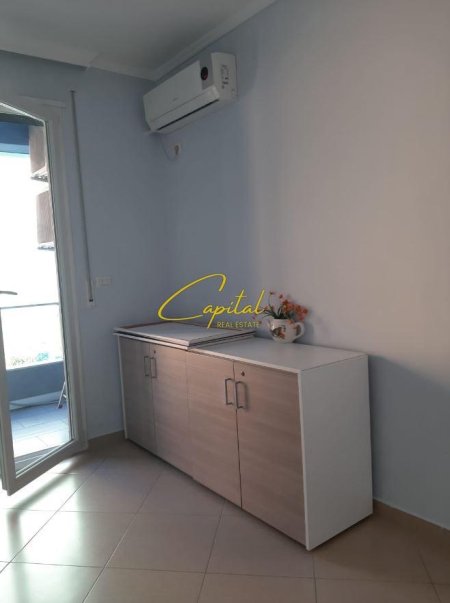 Tirane, jepet me qera zyre Kati 1, 95 m² 800 € (QENDER)