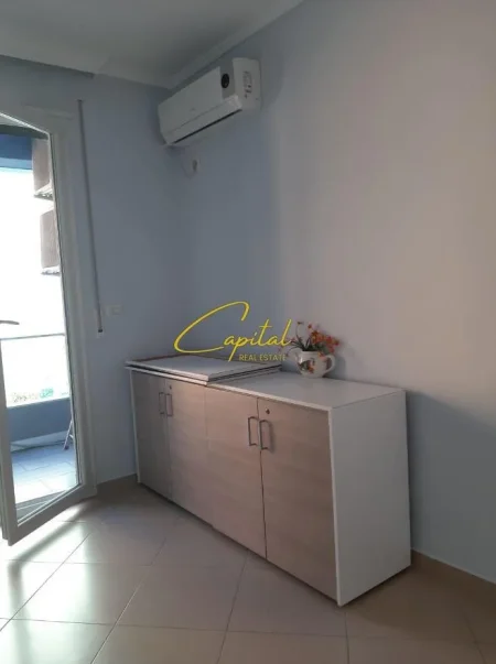 Tirane, jepet me qera zyre Kati 1, 95 m² 800 € (QENDER)