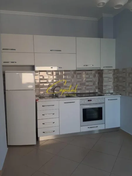 Tirane, jepet me qera zyre Kati 1, 95 m² 800 € (QENDER)