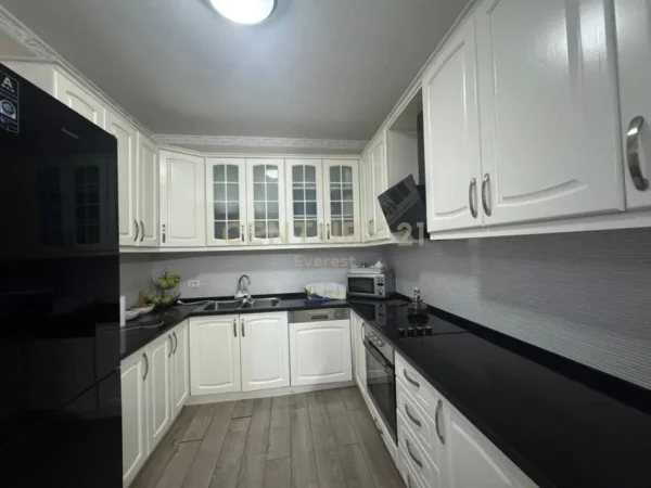 Tirane, shitet apartament 2+1+Aneks+Ballkon Kati 5, 114 m² 251.000 € (Kompleksi Usluga)