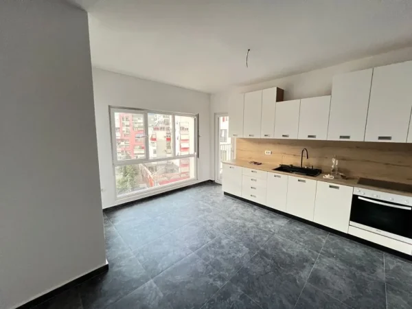 Tirane, jepet me qera zyre Kati 4, 120 m² 800 € (Zogu i Zi)