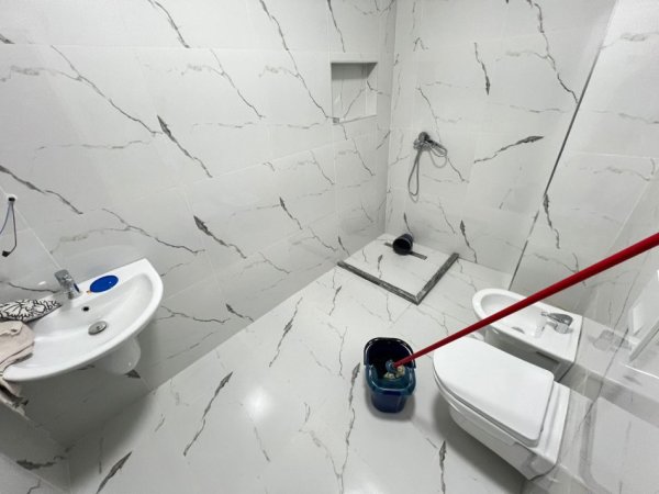 Tirane, jepet me qera zyre Kati 4, 120 m² 800 € (Zogu i Zi)