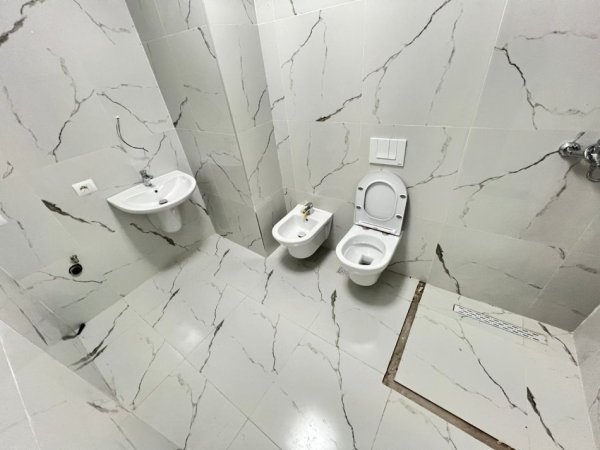 Tirane, jepet me qera zyre Kati 4, 120 m² 800 € (Zogu i Zi)