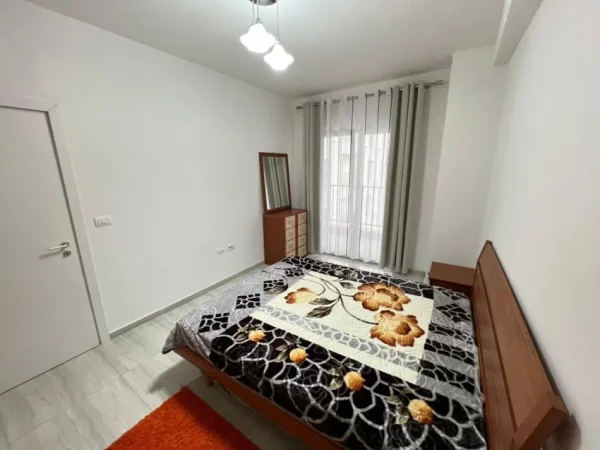 Tirane, jepet me qera apartament 1+1+Ballkon Kati 4, 70 m² 650 € (Zogu i Zi)