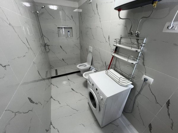 Tirane, jepet me qera apartament 1+1+Ballkon Kati 4, 70 m² 650 € (Zogu i Zi)