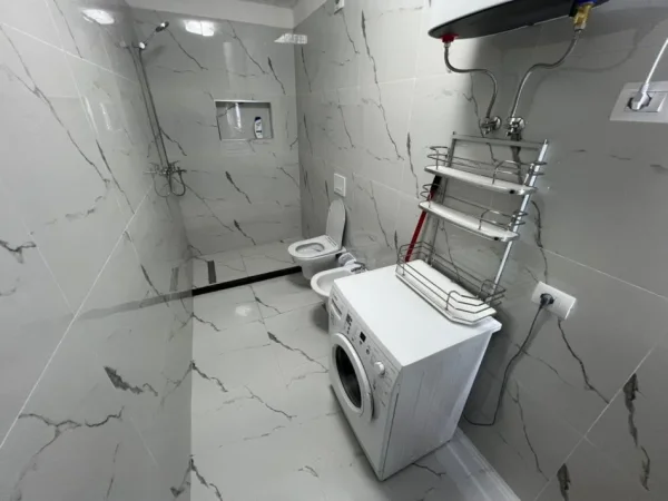 Tirane, jepet me qera apartament 1+1+Ballkon Kati 4, 70 m² 650 € (Zogu i Zi)