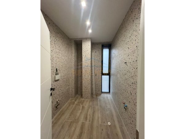 Tirane, jepet me qera ambjent biznesi Kati 2, 73 m² 650 € 