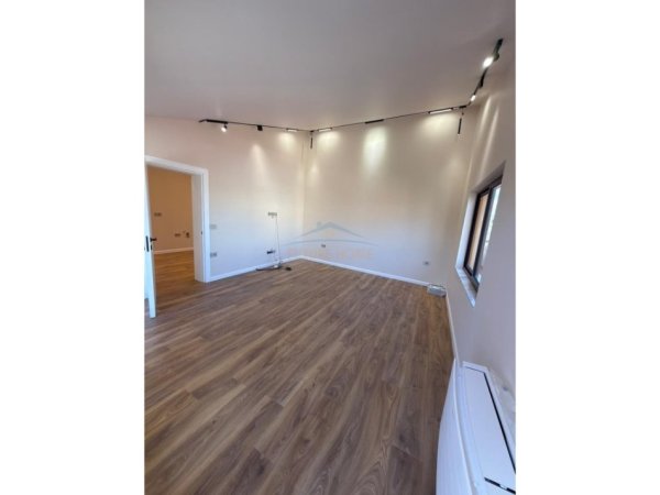 Tirane, jepet me qera Vile 3+1 Kati 3, 170 m² 1.500 € 