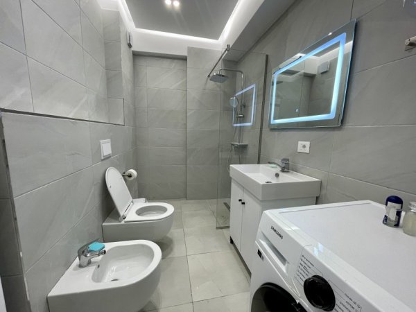 Tirane, jepet me qera apartament 1+1 Kati 4, 64 m² 620 € (Rruga e Zallit)