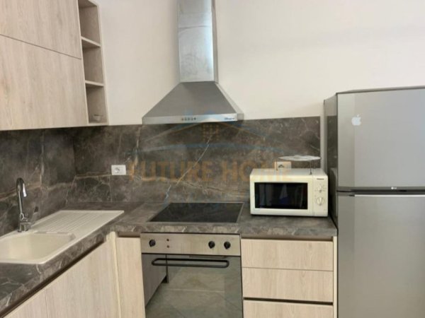 Tirane, jepet me qera apartament 1+1 Kati 2, 97 m² 700 € (Bulevardi Zogu I, Tiranë.)