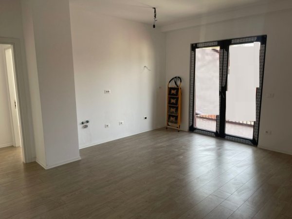 Tirane, jepet me qera zyre Kati 4, 124 m² 850 € (Rruga e Kavajes, Tirana Garden Building)
