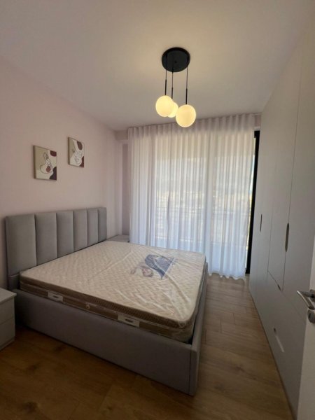 Tirane, jepet me qera apartament 2+1 , 900 € 