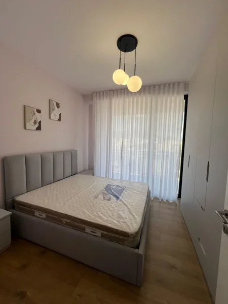 Tirane, jepet me qera apartament 2+1 , 900 € 