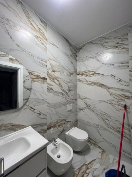 Tirane, jepet me qera apartament 2+1 , 900 € 