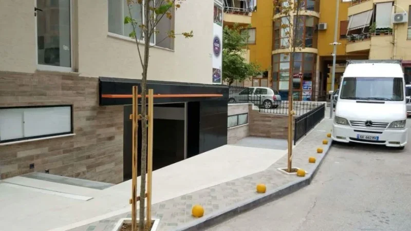 Tirane, jepet me qera ambjent biznesi Kati -1, 750 m² 1.500 € (Artin Basha)